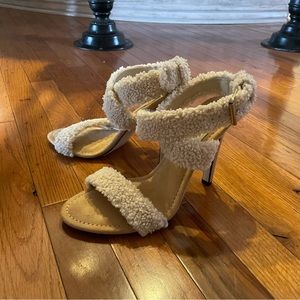 *NEW* GOOD AMERICAN CREAM SHERPA HEELED SANDAL 9.5 (w/o box)